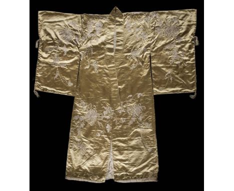 *Japanese kimono. A Japanese kimono, late 19th/early 20th century,  dark cream heavy satin kimono, with all-over design of ch