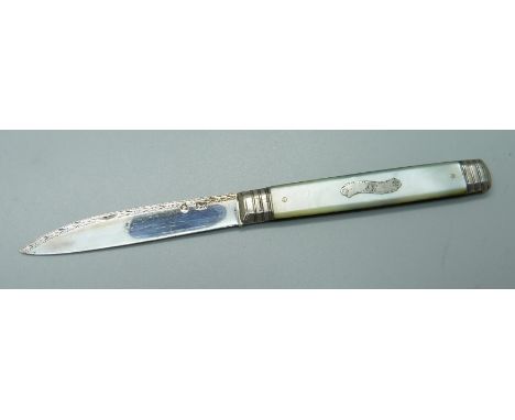 A Georgian silver and mother of pearl fruit knife 