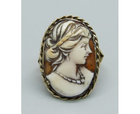 A 9ct gold cameo ring, 3.7g, K 