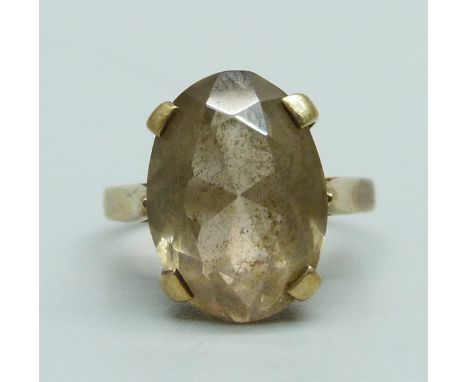 A 9ct gold and stone set ring, 4.1g, H 