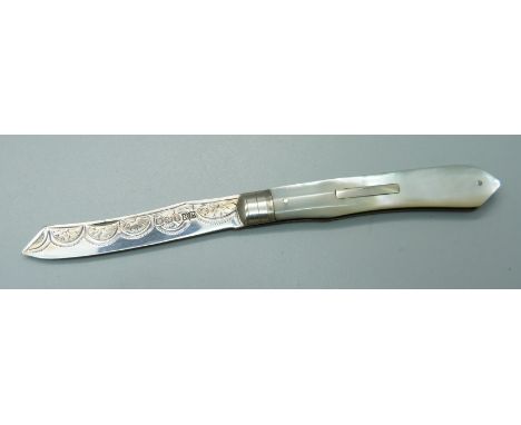 A silver and mother of pearl fruit knife with scimitar blade, Sheffield 1926, Pringle &amp; Sons 