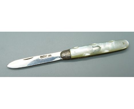 A Victorian silver and mother of pearl fruit knife, Sheffield 1893, Thomas Marples 