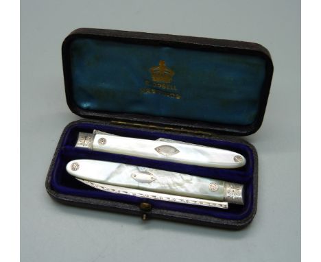 A Georgian silver and mother of pearl fruit knife with matching olive fork, cased 