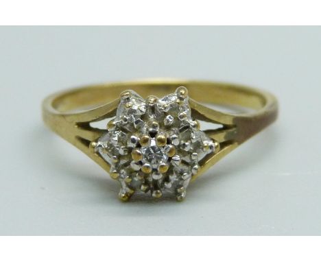 A 9ct gold and diamond cluster ring, 2.3g, N 