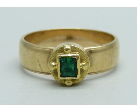 A 9ct gold and emerald ring, 4.1g, M 