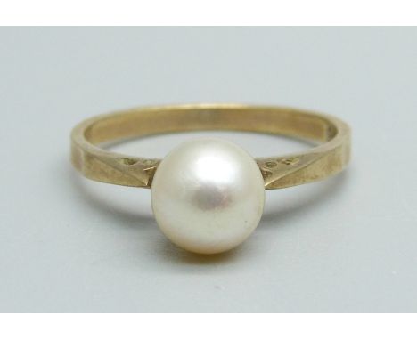 A 9ct gold and pearl ring, 2.2g, N 