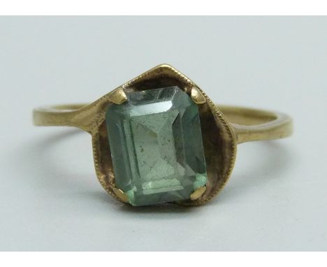 A 9ct gold and green stone ring, 2.2g, N 