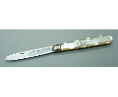 A Victorian silver and mother of pearl fruit knife, Sheffield 1899, William Nowill 