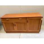 A mid century G Plan teak circular extending dining table, diameter 122cm, four chairs and