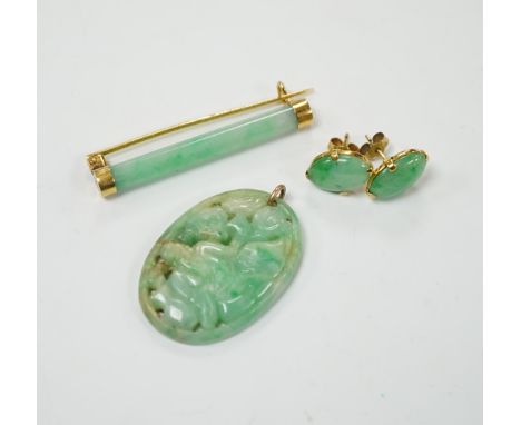 A Chinese yellow metal(stamped 18) mounted jade bar brooch, 48mm, a carved jade pendant and a pair of yellow metal mounted ov
