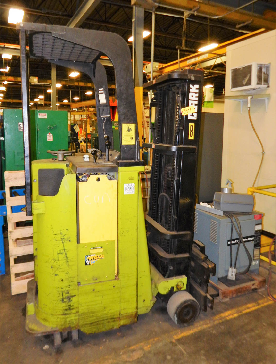 Lot 391 - CLARK MDL NST-20 CLARKLIFT NARROW AISLE STOCK PICKER, 1400#