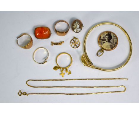 Lot containing various items including yellow metal dolphin bangle, agate brooch, box link chain, wedding band etc, all as fo