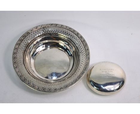 A late Victorian silver 'pebble' snuff box, George Unite, Birmingham 1899, to/w a US Sterling bonbon dish with pierced rim, b