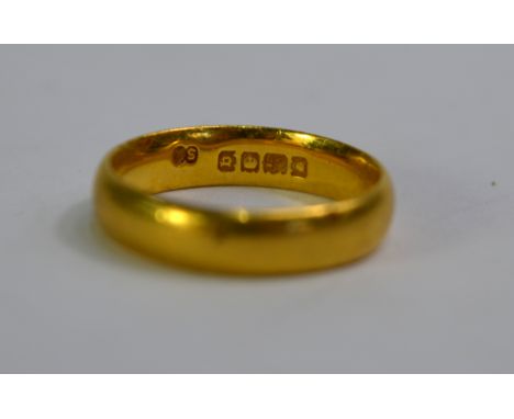 A 22ct yellow gold wedding band, size K, approx 4g