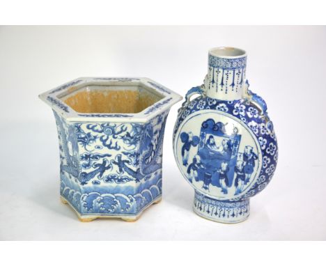 Two pieces of Chinese blue and white porcelain, comprising: a pilgrim flask with typical, cylindrical body decorated with Man