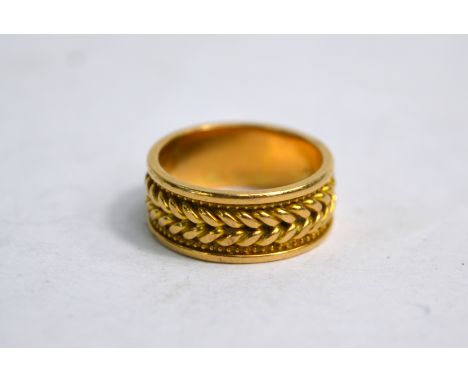 An 18ct yellow gold unusual wedding band having curb style central section in centre of two plain bands, size K 1/2 leading e
