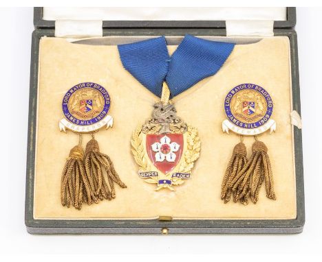 A Walker & Hall Lord Mayor 9ct gold shield medallion with Leicester town crest with red and white and enamel decoration the e