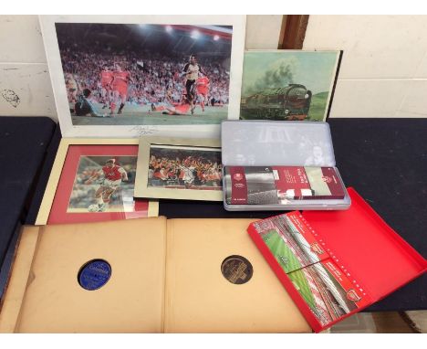 Sporting: A collection of assorted Arsenal memorabilia to include: a signed Ian Wright and signed Paul Merson photo, as well 