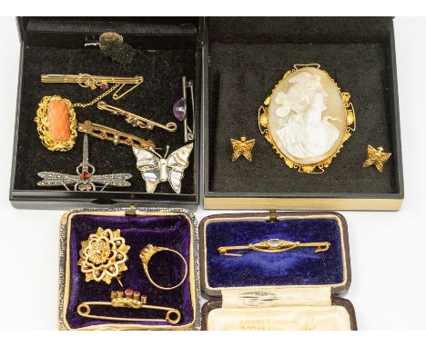 A collection of 9ct gold and gold tone jewellery, to include a 9ct gold mounted cameo brooch, along with an aquamarine and pe