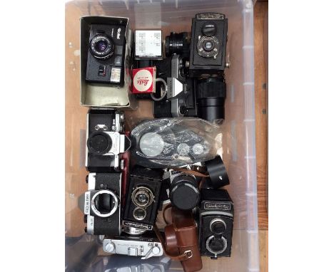 Collection of vintage and later 20th century cameras i.e. yashica, rolleiflex, edixa, konica, prinzflex. inc Rollei, rmc toki