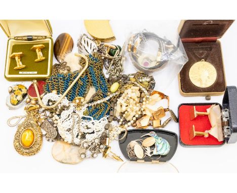 A collection of costume jewellery, to include a silver watch fob chain, silver gilt medallion pendant, collar clips, along wi