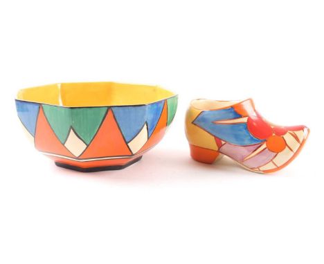A Clarice Cliff Bizarre octagonal pottery bowl, the body decorated with geometric triangles, 18.2 cm diameter x 8.2 cm high, 