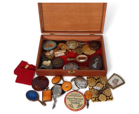 A quantity of various Vintage compacts and associated mirrors 