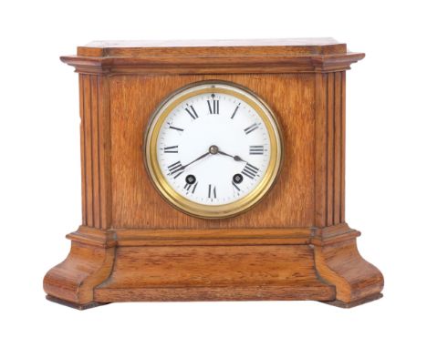 A Vintage oak-cased clock with 2-train movement, H26cm 