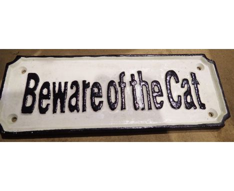 Cast iron Beware of the Cat sign, W: 25 cm. P&amp;P Group 1 (£14+VAT for the first lot and £1+VAT for subsequent lots) 