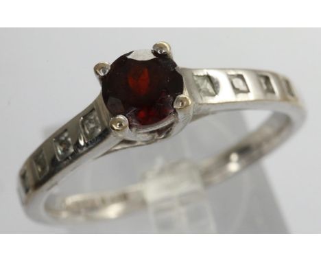 9ct white gold solitaire ring set with garnet and cubic zirconia, size S, 3.0g. P&amp;P Group 1 (£14+VAT for the first lot an
