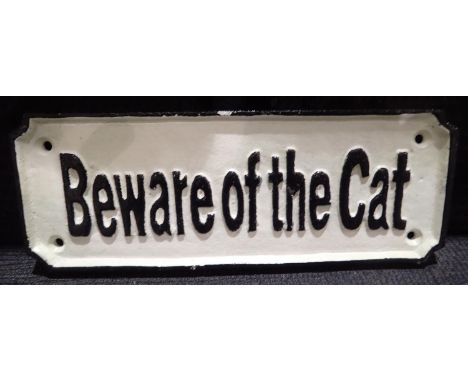 Cast iron Beware of the Cat sign, W: 25 cm. P&amp;P Group 1 (£14+VAT for the first lot and £1+VAT for subsequent lots) 