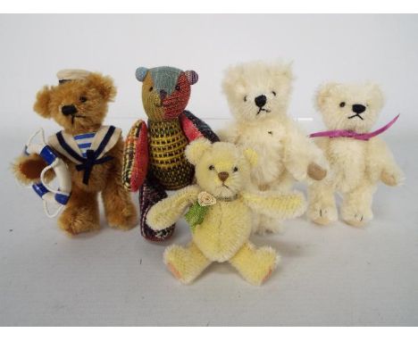 World Of Miniature Bears - Unbranded - 5 x jointed bears ranging from 8 - 11 cm tall, includes a cloth patch style bear and a