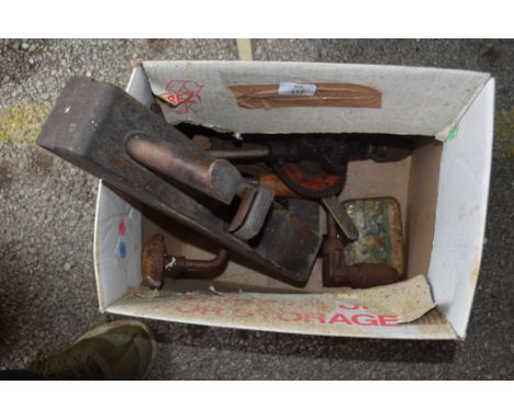 BOX CONTAINING VARIOUS CARPENTERS TOOLS INCLUDING BLOCK PLANES, BRACE ETC