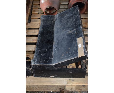 WOODEN CARPENTERS TOOL CASE CONTAINING A SELECTION OF VARIOUS VINTAGE TOOLS INCLUDING HAND SAWS, SPOKE SHAVES, REBATE PLANES 