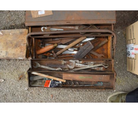 METAL CANTILEVER TOOLBOX AND CONTENTS TO INCLUDE VARIOUS DRILL BITS, TOOLS ETC