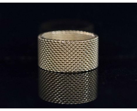 ROY KING RING, a flexible 18 carat yellow gold mesh link ring (9.2 grams)