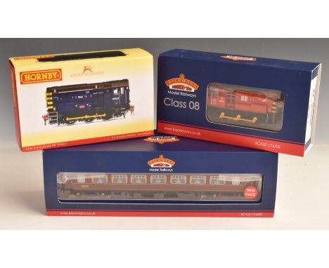 Four Bachmann and Hornby 00 gauge model railway locomotives and coaches comprising two 0-6-0 Class 08 diesel shunters FGW 088