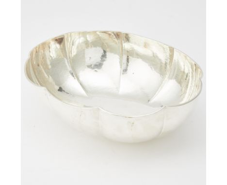 The oval lobed body on a ring foot. Height 3 3/8 inches (8.5 cm), length 10 1/4 inches (26 cm), approximately 18 ounces.  Gen