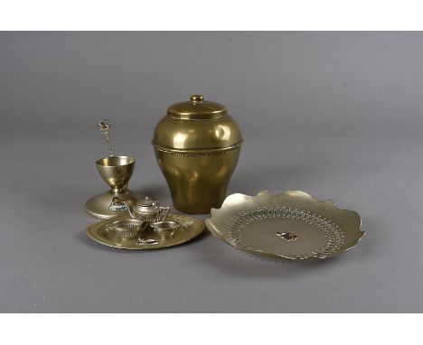 Of 1925 British Empire Exhibition interest, held in Wembley, a small collection of metal ware mementoes including a Lipton's 