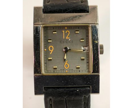 Gucci 7700L gents quartz wristwatch with box.   Measures 25mm excl. button. Sold as not working, it is assumed it needs a rep