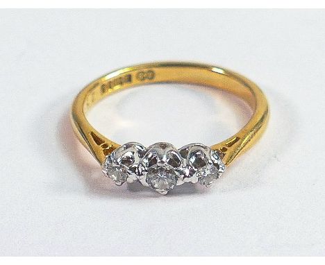 18ct gold three stone diamond ring, size K, 2.8g. 