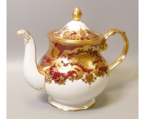 De Lamerie Fine Bone China heavily gilded Royale patterned tea pot, specially made high end quality item, made in England, he