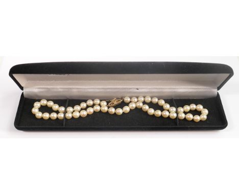 Pearl necklace with 9ct gold clasp. 