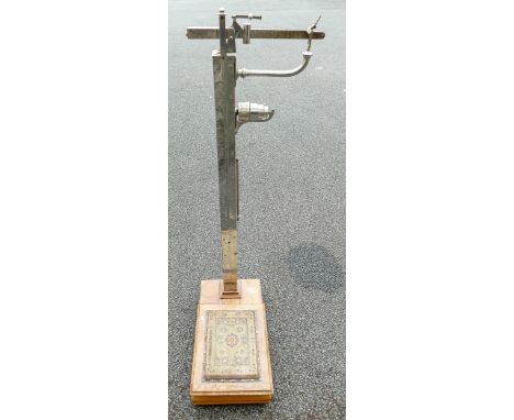 Early 20th century large set of W T Avery, oak and nickelled metal shop weighing scales, with height measure and complete wit