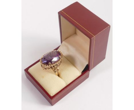 18ct gold ring set with a large oval amethyst, size K, 10.7g. 