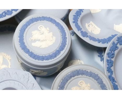 A collection of Wedgwood tri colour items to include - small planter, pin trays, lidded boxes etc. (16) 