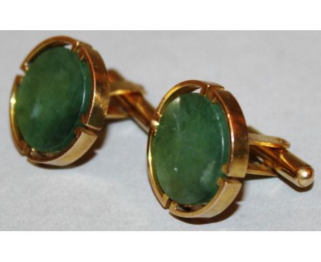A GOOD PAIR OF 14CT YELLOW GOLD AND JADE CUFFLINKS. 