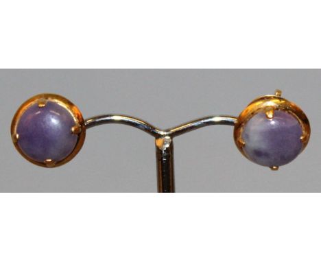 A PAIR OF 18CT YELLOW GOLD PURPLE JADE EARRINGS. 