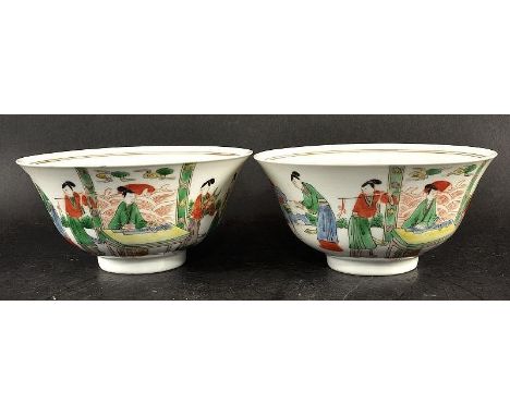 A PAIR OF 19TH CENTURY CHINESE FAMILLE VERTE PORCELAIN BOWLS, each painted in a Kangxi style with ladies in a continuous gard