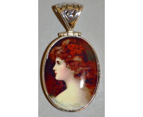 A SILVER MOUNTED PORTRAIT PENDANT. 